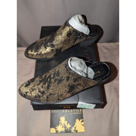 Very Volatile Woman’s Size 8 Black Gold Leather Mule Booties Brand New In Box - Picture 2 of 9